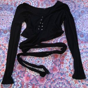 Unbuttonable black cross top